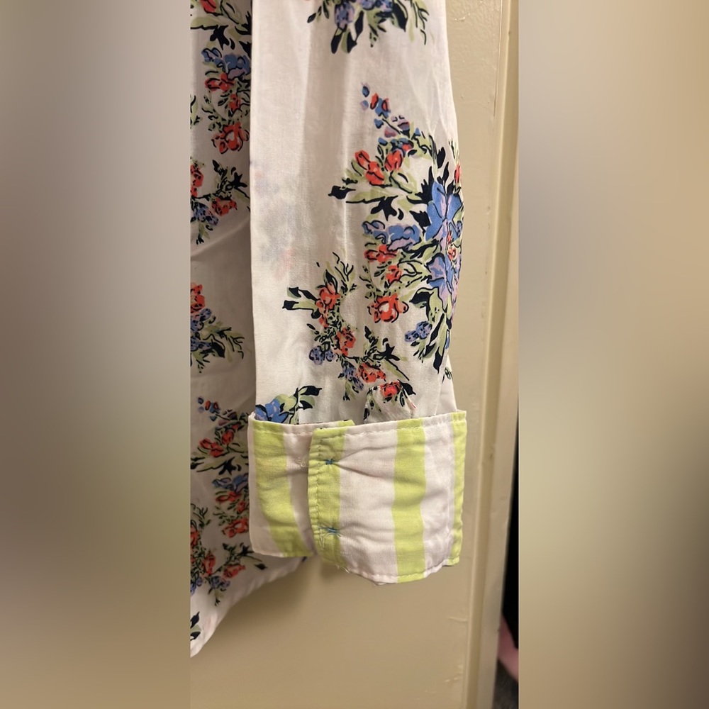 Floral Basic Editions Button Down Top 🌸 - Picture 4 of 6